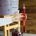 Winomierz z termometrem  w plastikowej probówce.webp